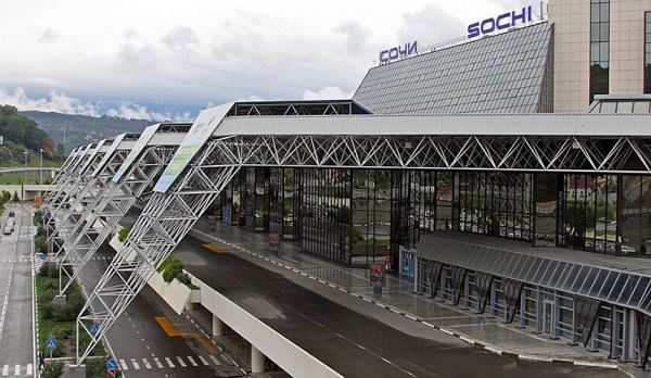 Аэропорт Сочи уже второй день работает со сбоями из-за непогоды