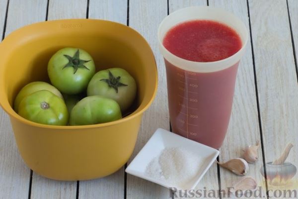 Консервированные зелёные помидоры в томатном соке, с чесноком