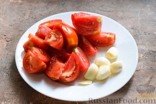 Стручковая фасоль в томатном соусе со сладким перцем, чесноком и зеленью (на зиму)