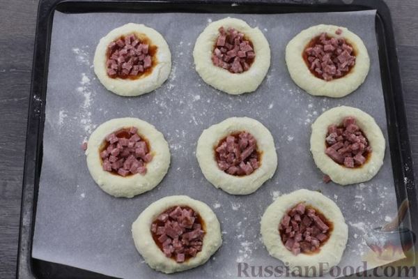 Творожные мини-пиццы с колбасой и маринованными огурцами