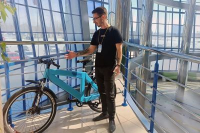 В Омске сконструировали велосипед из пластиковых бутылок - новости экологии на ECOportal