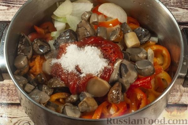 Закуска из лесных грибов, сладкого перца, моркови и лука (на зиму)
